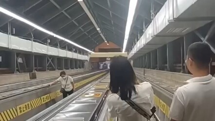 อันตราย! หญิงสาวขึ้นลิฟต์เพียงเพราะถ่ายรูป แต่พลาดตกจากลิฟต์滚落