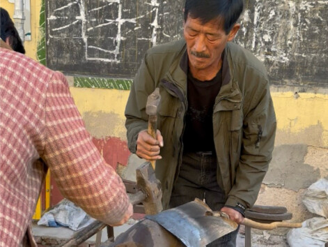 حداد القرية، الزوج يغني والزوجة تردد.