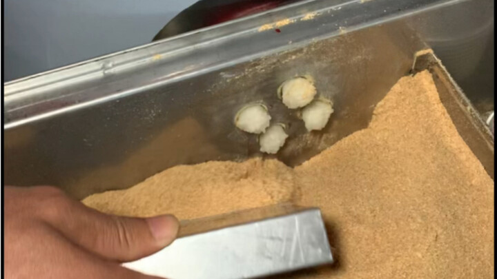 Bất ngờ gặp quán bánh gạo lắc tay trên phố! Ông chủ vắt mồ hôi nhễ nhại để ép đường nâu!