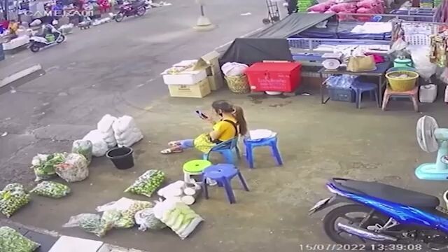 Đang UNG DUNG NGỒI bán hàng cô gái THÓT TIM khi bị quạt trần rơi trúng