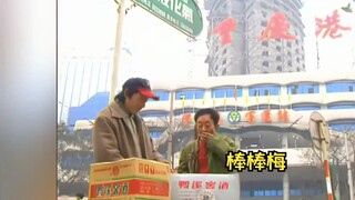 Bangbangmei Laokan giúp người nước ngoài chọn đồ và giao tiếp với họ bằng tiếng Anh không chuẩn