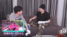 王嘉尔和工作人员一起看他早期综艺搞笑片段,依然很搞笑