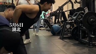 体育生遭遇降维打击，吴艳妮训练挑战失败，肌肉男：姐给条活路