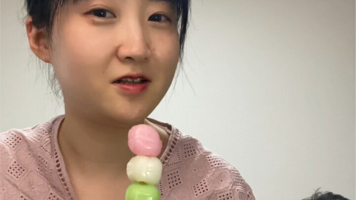 Eating three-color dumplings in front of my dad