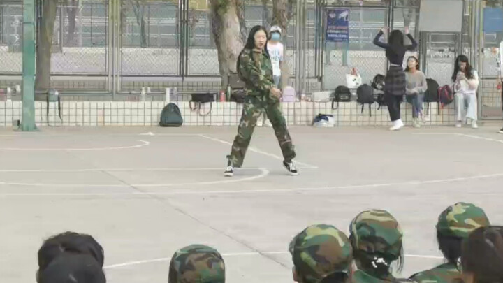 Dia menari begitu haha selama pertunjukan pelatihan militer hingga ikat pinggangnya terlepas