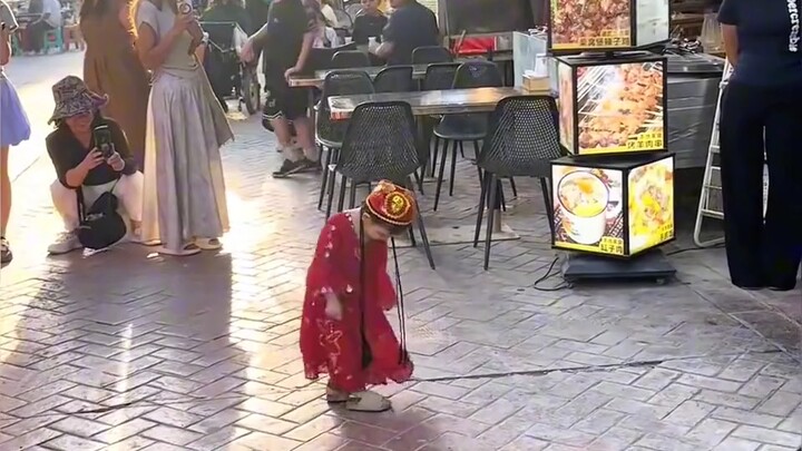 Cô bé Tân Cương tự tin nhảy giữa phố thu hút đông người xem, nhan sắc đỉnh cao, nụ cười ngọt ngào~