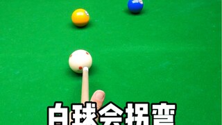 Quả bóng trắng sẽ rẽ ngoặt.