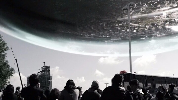 Giant creature descends from the sky, traps humanity with an invisible wall—just to savor the ugline