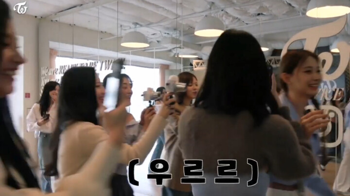 [TWICE] Amid a chorus of “kiyowo,” Jihyo says, “What am I supposed to do when the sisters love me so