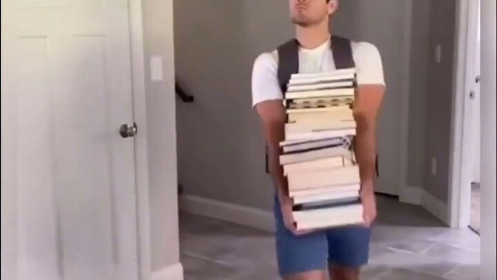 Penampilan siswa yang berbeda saat memasuki ruang kelas