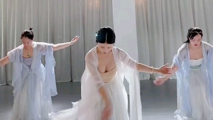 Ice-like skin, light makeup, colorful sleeves and romantic dance