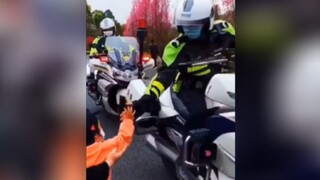 عندما يلتقي عمي الشرطي بطفل لطيف ورائع، هذه اللقطة تدفئ القلب حقًا!