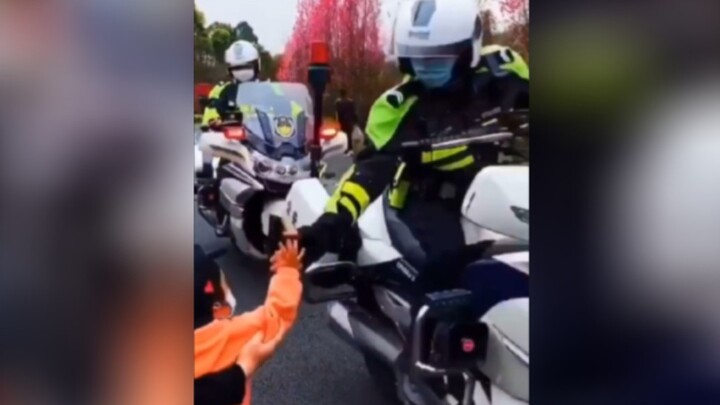 عندما يلتقي عمي الشرطي بطفل لطيف ورائع، هذه اللقطة تدفئ القلب حقًا!