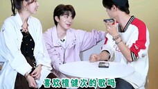 黄明昊和沈月玩看口型打电话的游戏~林一的原话是:“你喜欢tan吗?”小贾看成:“你喜欢檀健次吗?”哈哈哈哈哈小贾紧急公关,把话改成“你喜欢檀健次的歌吗”