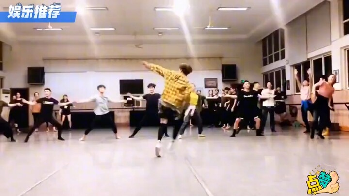 هذه المقطع الفيديو انتشر بشدة في الخارج! كل النشطاء الأجانب يرفعون إبهامهم معجَبين بلا توقف، إنه حقً