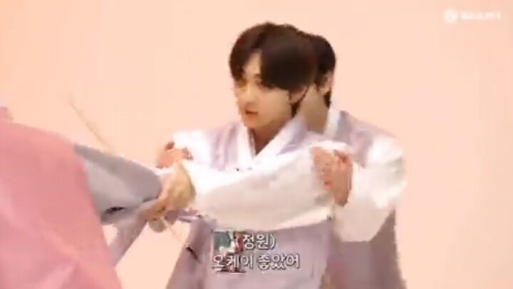 the way the hyungs help their maknae to get ap point, so sweet 😭