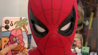 这会眨眼的蜘蛛侠头套能不能成称霸小学届不知道，但放眼整个大学届绝对是相当炸裂的！