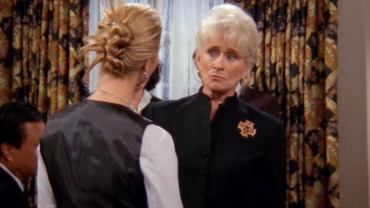 Phoebe fiercely confronted the old lady—she really picked the wrong person to mess with!