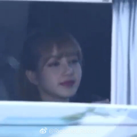 ลิซ่าผู้มักจะนั่งอยู่ด้านในแถวหลังเสมอ ยิ้มอย่างเงียบๆ แม้อาจไม่ได้รับของขวัญหรือมีคนทักทายเธอน้อยนิ