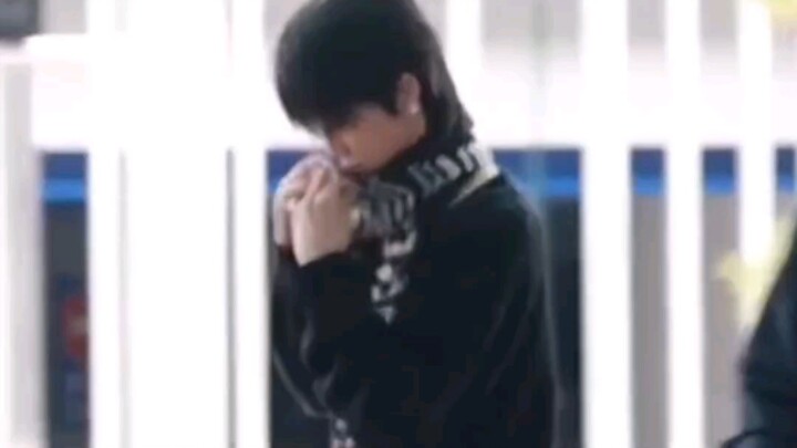 【كوي با】 مباشرة من المطار أثناء حمل عضو فرقة الفتيان أوميغا/ من هو والد الطفل بالضبط؟