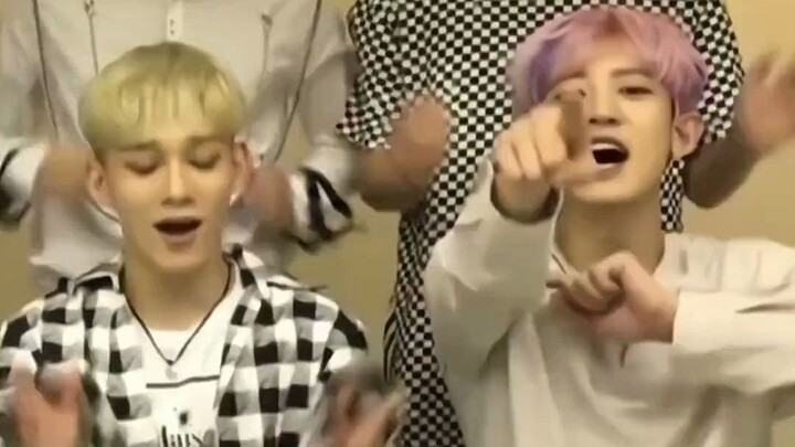 ความเหลื่อมล้ำสองขั้ว EXO