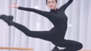 Nikmati gerakan tari klasik "Splits" dari Evergrande Song and Dance Troupe. Tarian Evergrande Song a