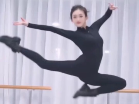 เพลิดเพลินไปกับท่าเต้นสุดคลาสสิกของคณะ Evergrande Song and Dance Troupe "Splits" ท่าเต้นของคณะ Everg