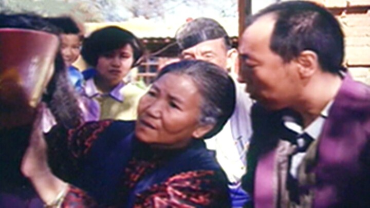 Sang ibu merayakan ulang tahun ke-70, namun sang putri justru memberinya sebuah peti mati besar berw