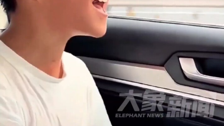 Seorang pria bersama keluarganya sedang berlibur road trip tiba-tiba muncul peringatan kehabisan ben