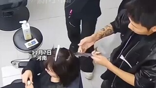 Seorang wanita sedang bermain-main dengan rambutnya sambil mewarnai, tapi ia tak menyangka rambutnya
