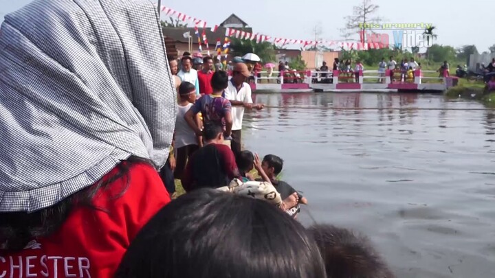 Tarik tambang di atas air lucu banget