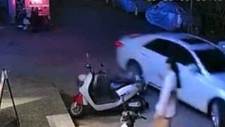 一男子强行拖女孩上车