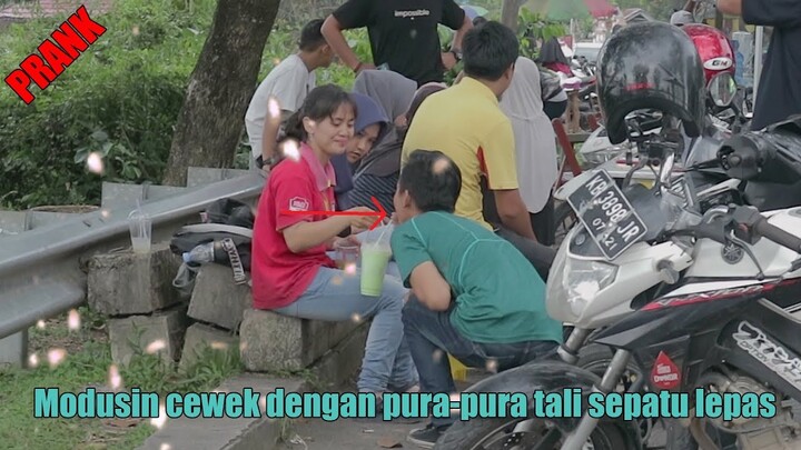 MODUSIN CEWEK DENGAN PURA-PURA TALI SEPATU LEPAS!!! PRANK INDONESIA