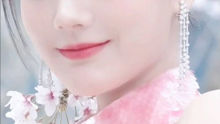 Li Yitong | She’s the person I’ve ever seen who pulls off qipaos the best.