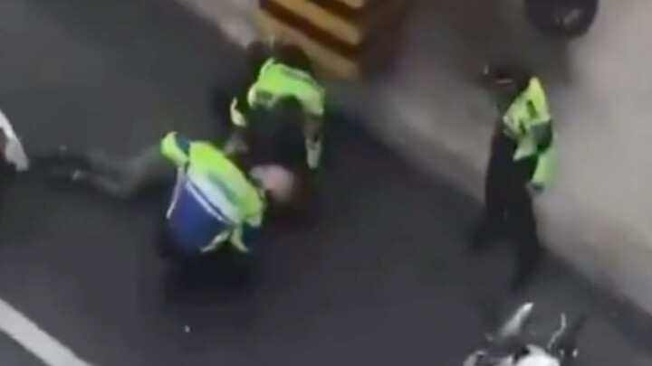 Impulse is the devil! An illegal electric scooter was stopped by traffic police, and the rider jumpe