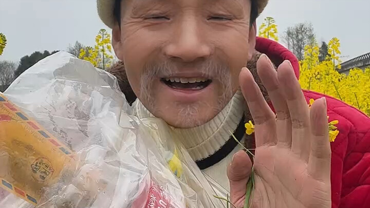 วันนี้จะให้พวกหนูดูว่าคุณปู่ซื้อของดีอะไรมาฝาก พวกหนูต้องชอบคุณปู่แน่นอน