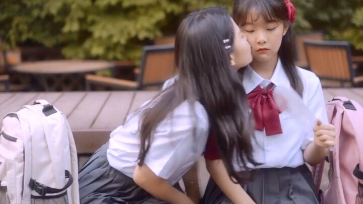 Mindless VS Unhappy: Si cantik kecil meminta saudara perempuannya untuk mencium