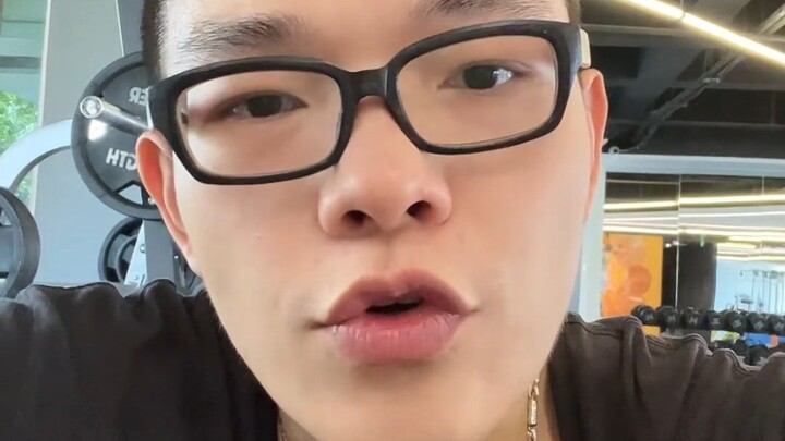 Kakak-kakak, aku salah! Tolong ampuni aku!