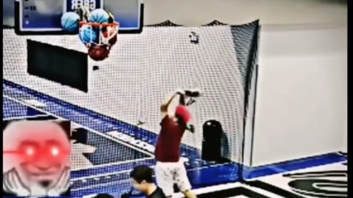 Khi quả bóng thứ hai bị kẹt, điều họ nghĩ đến đã không còn là làm sao lấy nó xuống nữa.