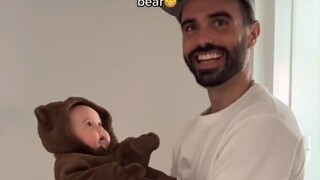 يحب الأب زي الدب الذي ترتديه ابنته، لكنه يصبح صغيرًا جدًا بعد فترة، لذا تقوم الأم بذلك سرًا