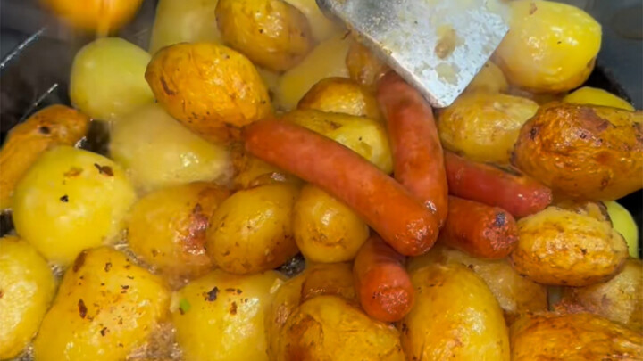 重庆街头的洋芋臭豆腐