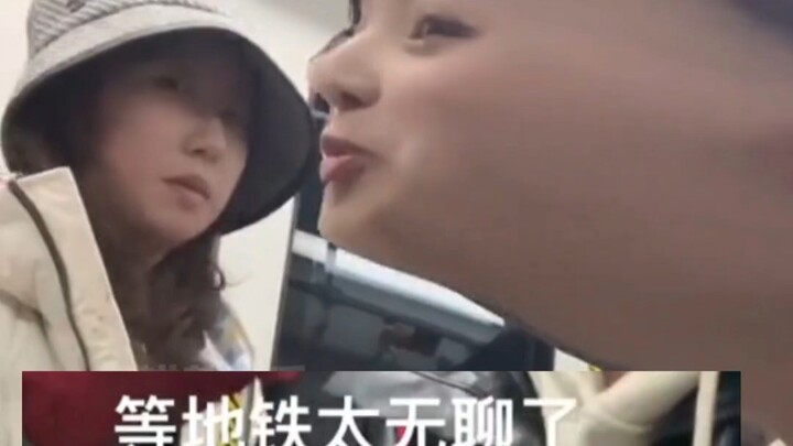 هل كلكم من مجتمع e مشهورين بالجُرأة الاجتماعية هكذا؟