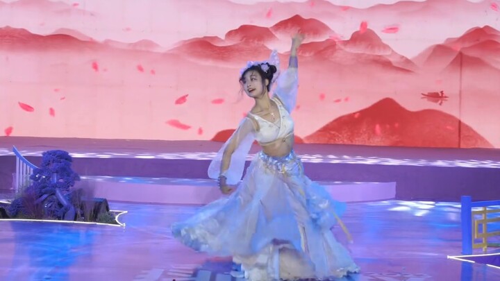 Rubah kecil itu tiba-tiba memasuki lukisan Jiangnan di tempat