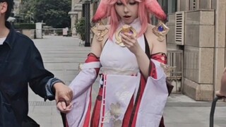 Berpura-pura menelepon dan memegang tangan seorang gadis