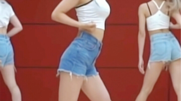 It's been a long time since I've seen such a refreshing summer girl group practice room.