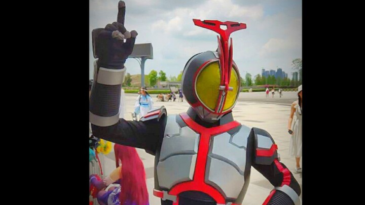 เมื่อเฉียวเย่และปี่หวางมารวมกัน? - - อีโมติคอน Tokusatsu หมุนเวียนโดยชาวเน็ตบางคน