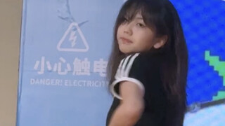 فتاة ترقص على أغنية TT بعد أن تم إسقاطها فجأة وهي تعاني من نزلة برد حادة، عرض مسرحي سريع للغاية، طال