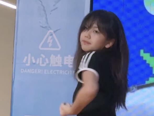 فتاة ترقص على أغنية TT بعد أن تم إسقاطها فجأة وهي تعاني من نزلة برد حادة، عرض مسرحي سريع للغاية، طال