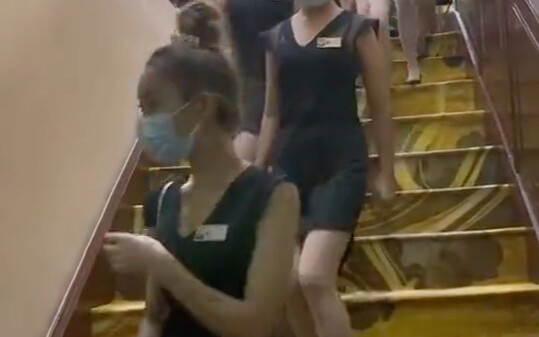 Pulang kerja, yang mau menikah tutup muka, yang pengin jadi pusat perhatian bikin tanda V!