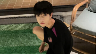 Ketika di kolam renang hanya tersisa aku dan adik laki-lakiku